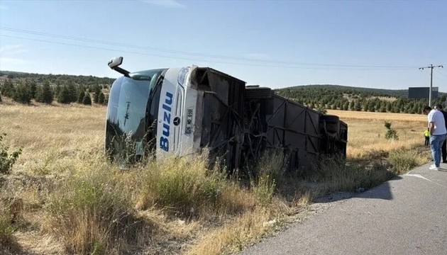 Otobüs şarampole devrildi
